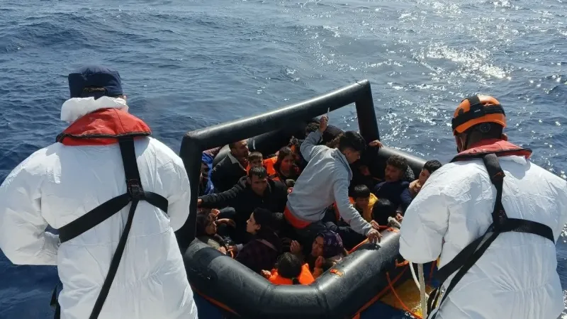 Yunan unsurları geri itti, can salı içindeki kaçak göçmenler dalgalar arasında ölümle burun buruna geldi Yunan unsurları geri itti, can salı içindeki kaçak göçmenler dalgalar arasında ölümle burun buruna geldi