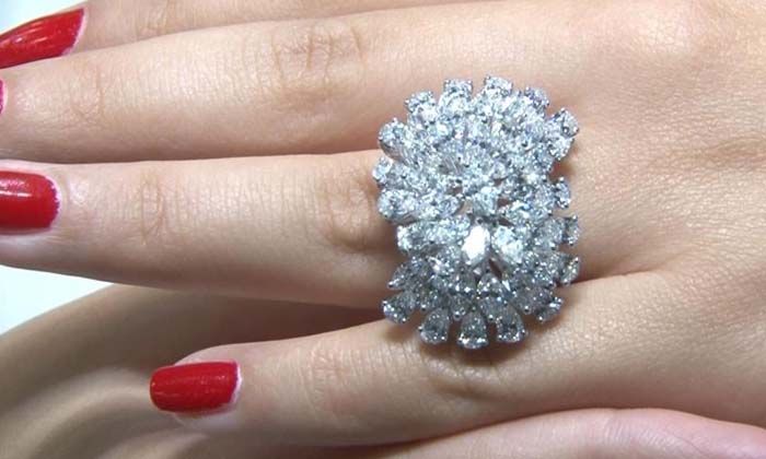 En ışıltılı fuar açıldı; 950 bin liralık pırlanta yüzük dikkat çekti