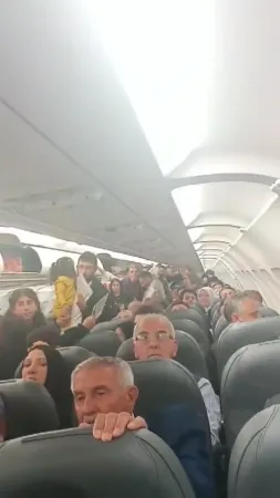 Türk Hava Yollarının uçağında saatlerce beklediler Türk Hava Yollarının uçağında saatlerce beklediler