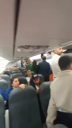 Türk Hava Yollarının uçağında saatlerce beklediler Türk Hava Yollarının uçağında saatlerce beklediler