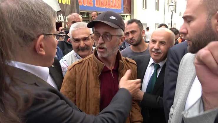 Amasya’da cami çıkışı yuhalanan Ahmet Davutoğlu sokakta vatandaşla tartıştı