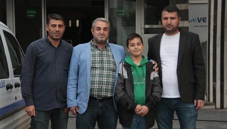 10 yaşındaki çocuktan insanlık dersi! Yerde bulduğu 50 bin TL’lik altını sahibine teslim etti