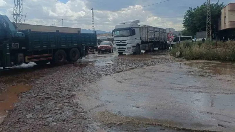 Sağanak yağış Kumçatı-Cizre kara yolunu ulaşıma kapattı Sağanak yağış Kumçatı-Cizre kara yolunu ulaşıma kapattı