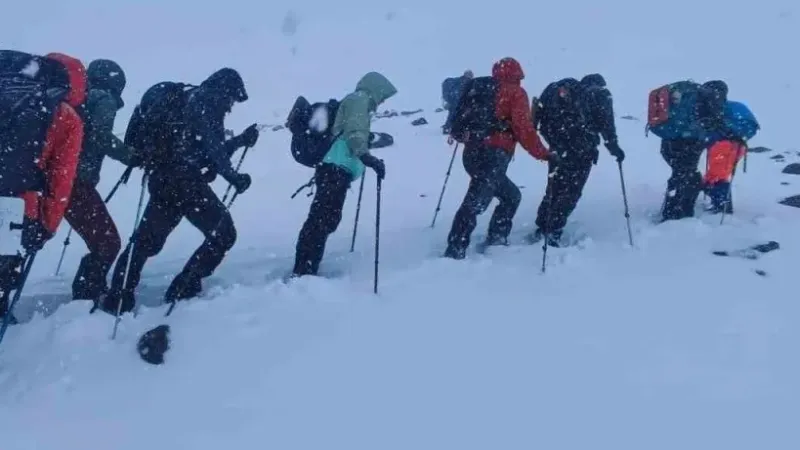 Mayıs ortasında Ağrı Dağı’na çıkan dağcılara kar sürprizi Mayıs ortasında Ağrı Dağı’na çıkan dağcılara kar sürprizi