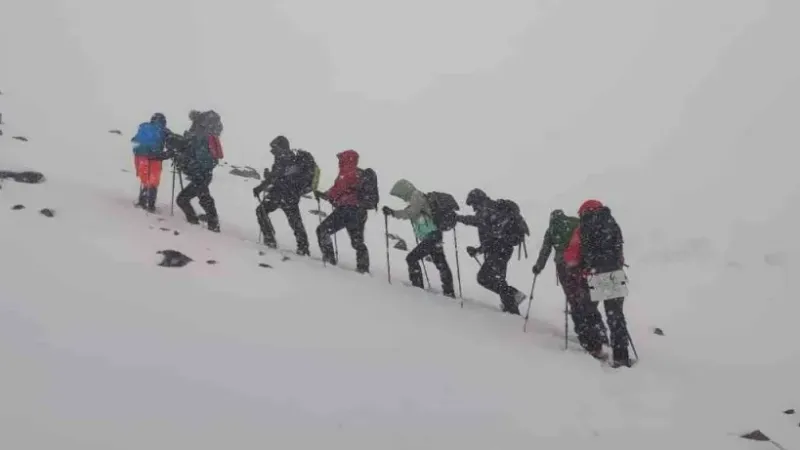 Mayıs ortasında Ağrı Dağı’na çıkan dağcılara kar sürprizi Mayıs ortasında Ağrı Dağı’na çıkan dağcılara kar sürprizi