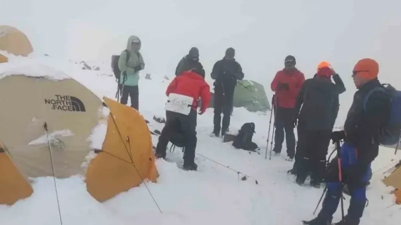 Mayıs ortasında Ağrı Dağı’na çıkan dağcılara kar sürprizi Mayıs ortasında Ağrı Dağı’na çıkan dağcılara kar sürprizi