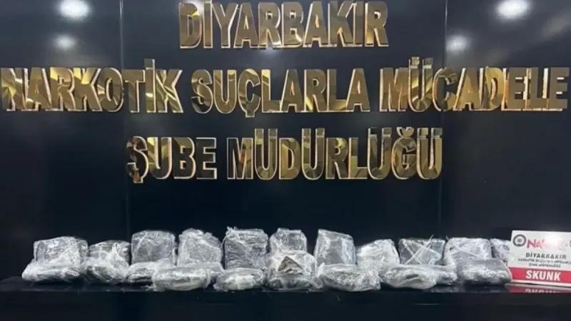 Diyarbakır’da kargo kolisinde ve araç yedek parçaları içerisinde uyuşturucu ele geçirildi Diyarbakır’da kargo kolisinde ve araç yedek parçaları içerisinde uyuşturucu ele geçirildi