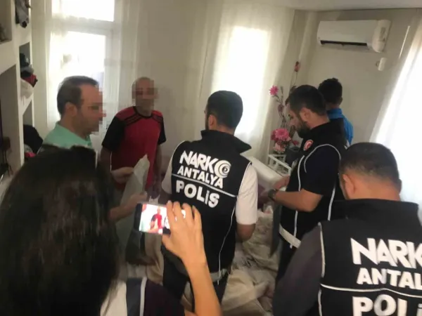 Antalya’da sosyal medya üzerinden uyuşturucu satışına eş zamanlı operasyon Antalya’da sosyal medya üzerinden uyuşturucu satışına eş zamanlı operasyon