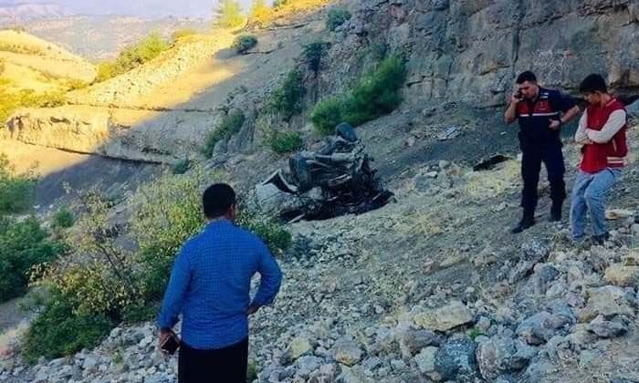 Kamyonet uçuma yuvarlandı: 1 ölü, 2 yaralı