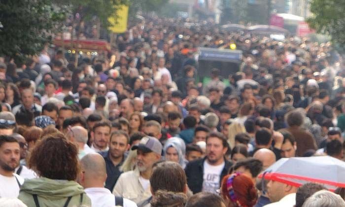 Taksim’de pazar yoğunluğu