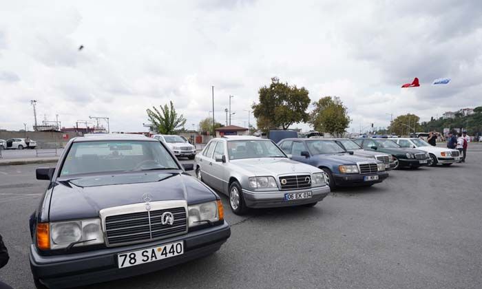 Klasik otomobillerin Üsküdar turu