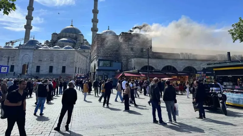 Tarihi Mısır Çarşısı’nda yangın paniği