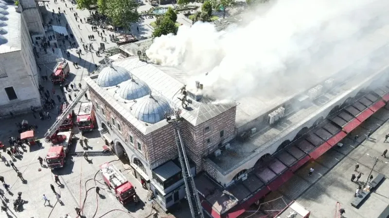 Tarihi Mısır Çarşısı’nda yangın paniği