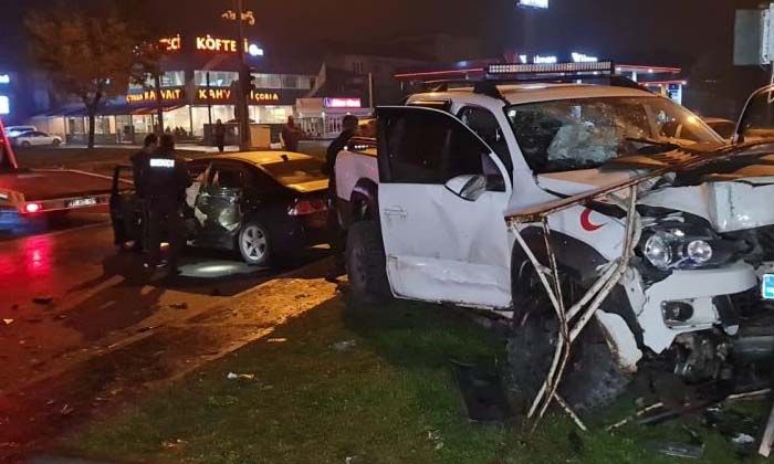 Düzce’de kamyonet ile otomobil çarpıştı