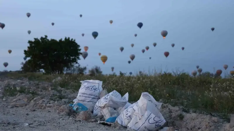 Turistler peribacalarını değil, molozları ve çöpleri seyrediyor Turistler peribacalarını değil, molozları ve çöpleri seyrediyor