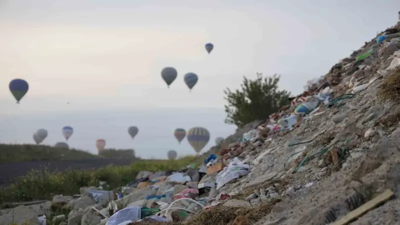 Turistler peribacalarını değil, molozları ve çöpleri seyrediyor Turistler peribacalarını değil, molozları ve çöpleri seyrediyor