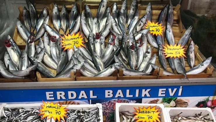 Fırtına, balık tezgahlarını vurdu