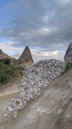 Turistler peribacalarını değil, molozları ve çöpleri seyrediyor Turistler peribacalarını değil, molozları ve çöpleri seyrediyor