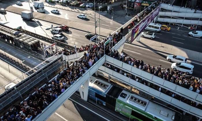 Metrobüse ulaşım kuyruğu işkenceye dönüştü