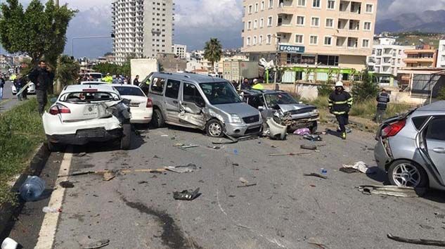 Hatay’da freni boşalan tır uygulama noktasındaki araçlara çarptı: 5 ölü, 15 yaralı