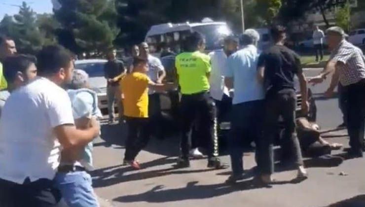 Hem park halindeki otomobile çarptı, hem de meydan dayağı yedi