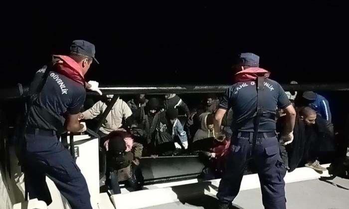 İzmir açıklarında 42 göçmen yakalandı, 14 düzensiz göçmen kurtarıldı