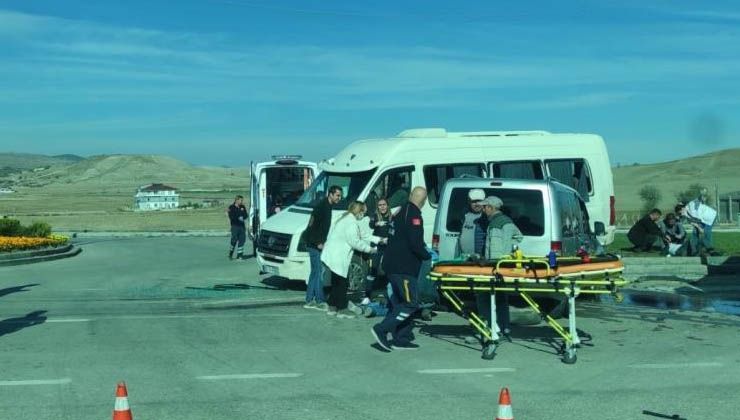 Ankara’da işçi servisi ticari araçla çarpıştı: 10 yaralı