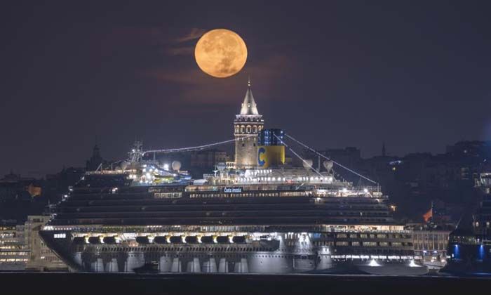 İstanbul’da muhteşem dolunay manzarası
