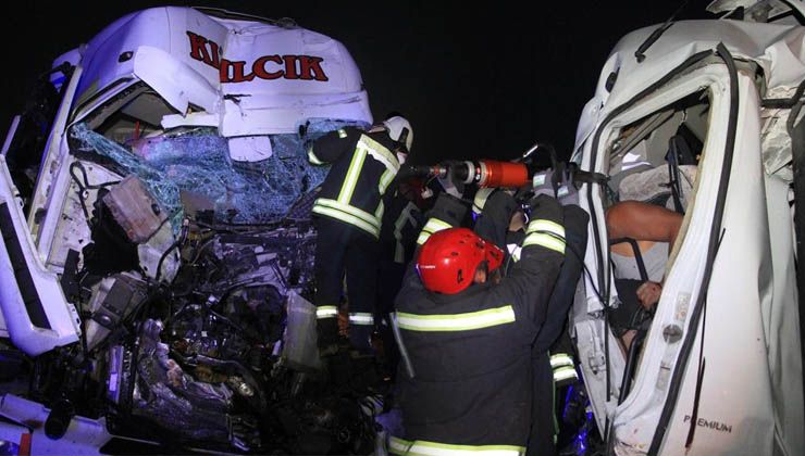 İnanılmaz kurtuluş! Kağıt gibi ezilen tırın kupasından sağ çıktı