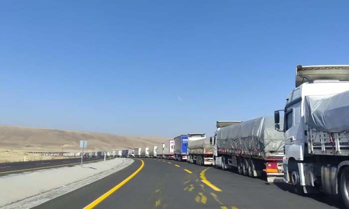 Gürcistan sınırında 8 kilometrelik tır kuyruğu