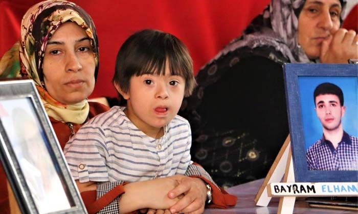 HDP önünde evlat nöbetindeki acılı anne oğlunun yolunu gözlüyor