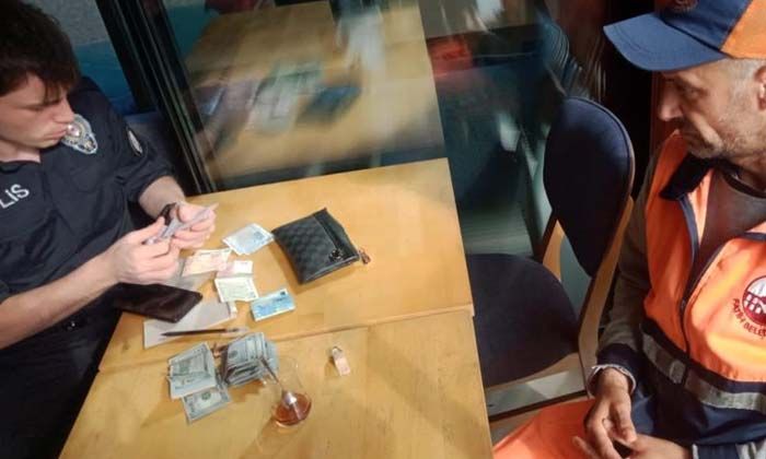 Temizlik işçisi yolda bulduğu para dolu cüzdanı teslim etti
