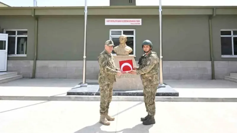 Genelkurmay Başkanı Gürak, sınır karakollarında incelemelerde bulundu Genelkurmay Başkanı Gürak, sınır karakollarında incelemelerde bulundu