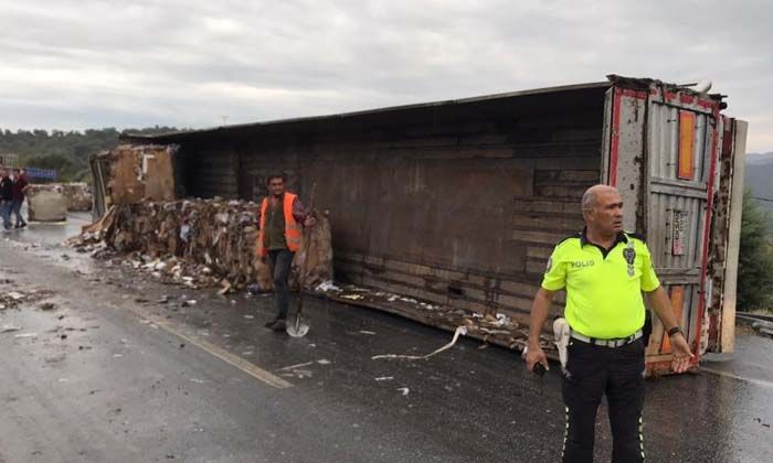 Aydın’da yağmur yağdı araçlar yoldan çıktı