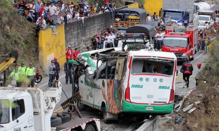 Kolombiya’da otobüs devrildi: 20 ölü, 15 yaralı