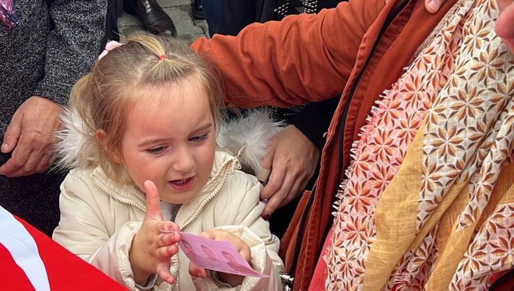 Yürekleri dağlayan görüntü: Tabutun başında babasının fotoğrafını gösterdi