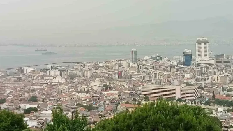 İzmir’de toz taşınımlı hava etkili oldu, araçlara çamur yağdı