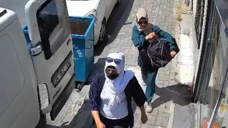 Bahçelievler’de 2 kadın hırsız altın dolu kasayı alıp götürdü Bahçelievler’de 2 kadın hırsız altın dolu kasayı alıp götürdü