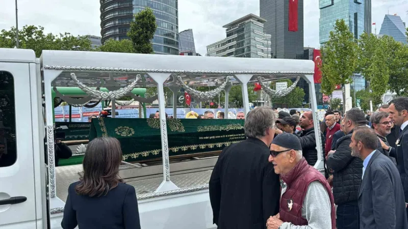 Ünlü sunucu Erkan Yolaç, son yolculuğuna uğurlandı