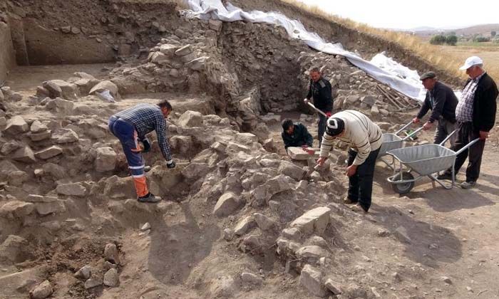 Hititlere ait saray ve tapınak kalıntıları gün yüzüne çıkarılıyor