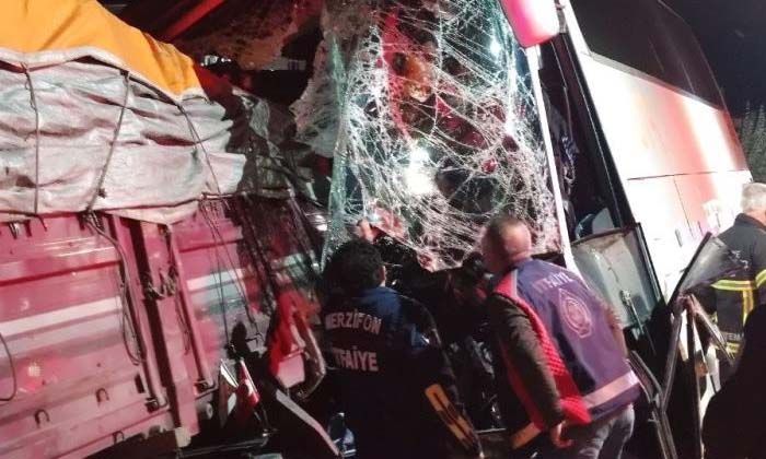 Amasya’da yolcu otobüsü ile kamyon çarpıştı: 2 ölü, 20 yaralı