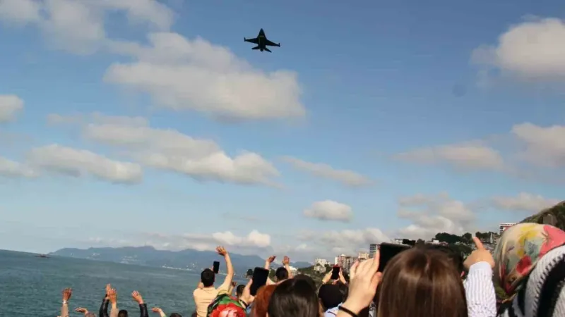 Giresun’da nefes kesen SOLOTÜRK gösterisi