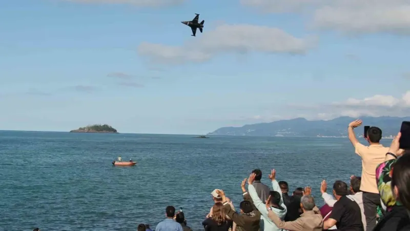 Giresun’da nefes kesen SOLOTÜRK gösterisi