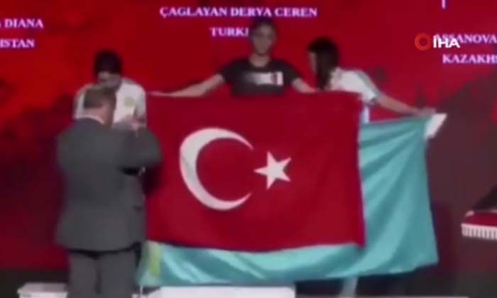 Derya Ceren Çağlayan’dan Kazak sporculara Türk bayrağıyla cevap