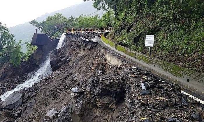 300 kişi dağda mahsur kaldı