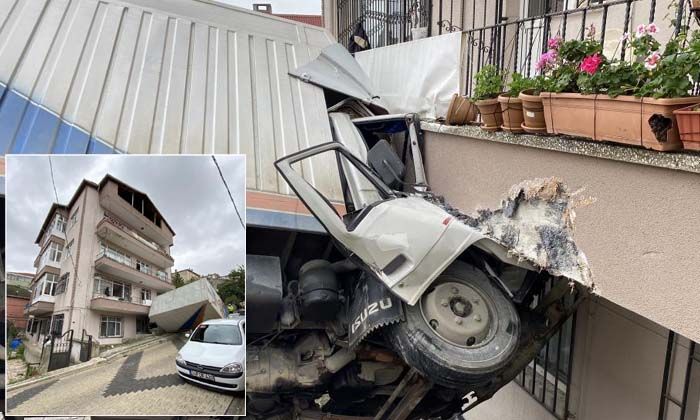 Balkona kamyonet çarptı