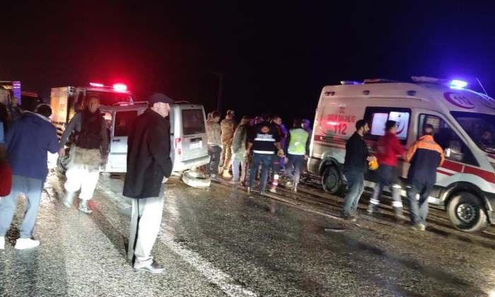 Tatvan-Hizan karayolunda trafik kazası: 1 ölü, 4 yaralı Tatvan-Hizan karayolunda trafik kazası: 1 ölü, 4 yaralı