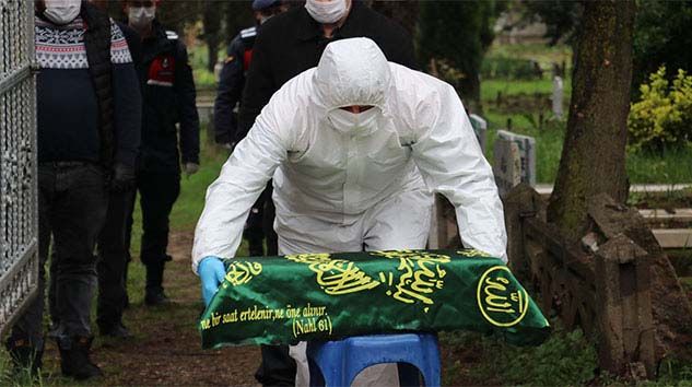 Küçük bebek korona virüsten ölen annesine mezarda kavuştu