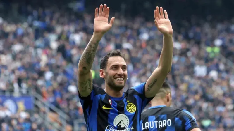 Hakan Çalhanoğlu, Serie A’da sezonun en iyi orta saha oyuncusu ödülüne aday gösterildi