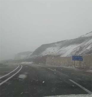 Ve kar yağdı! Bazı yerlerde ulaşım aksadı